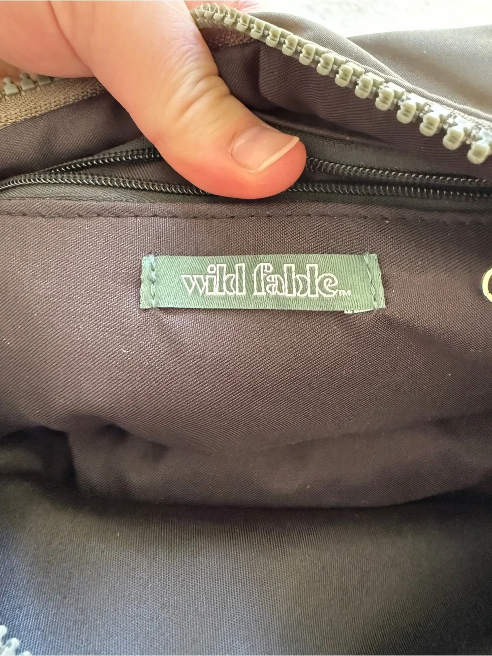 Women’s Crossbody Sling Bag in olive green - Minimal Everyday Carry